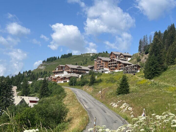 Het resort ligt op een berg. De appartementen bevinden zicht op verschillende hoogtes.