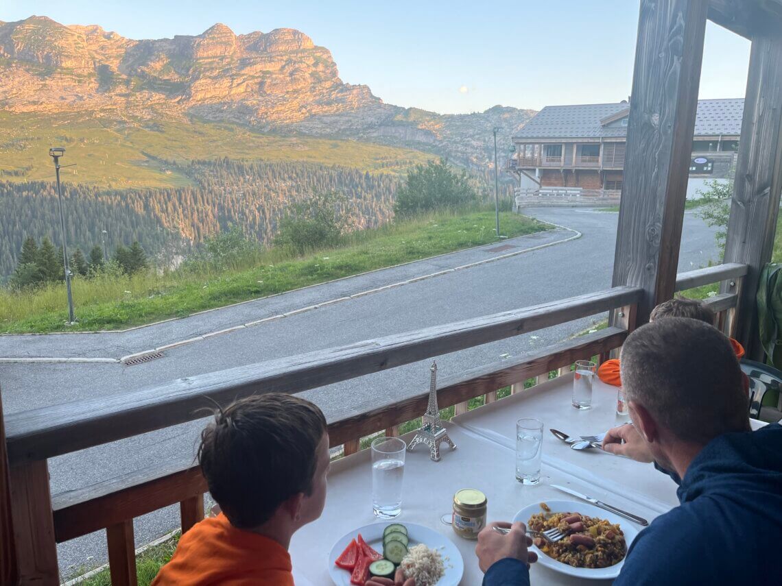 Op het balkon hebben we prachtig uitzicht op de bergen