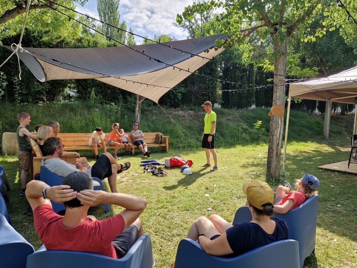 Jens geeft hier goede uitleg over het materiaal dat we gebruiken bij canyoning.