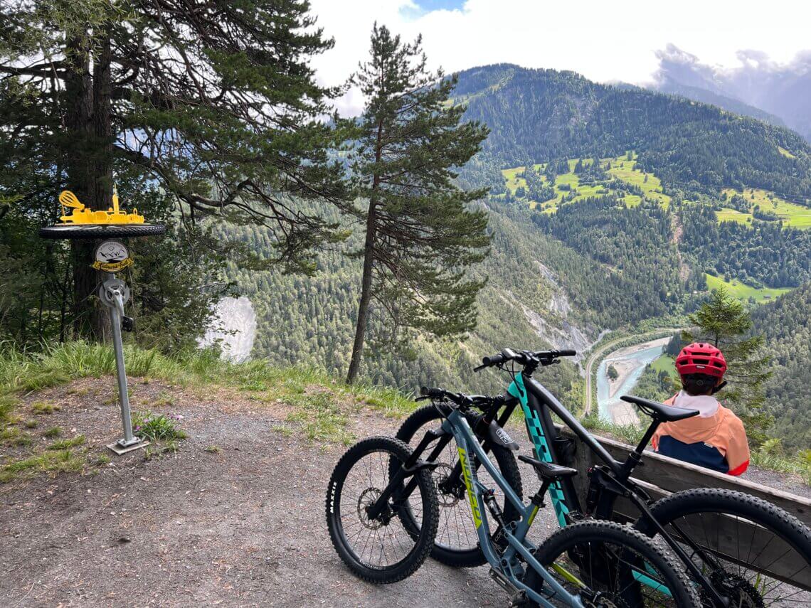 Naar Flims-Laax met kinderen? Een leuke activiteit is mountainbiken, bv. naar de Rheinschlucht.