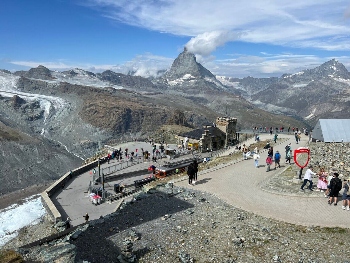 Het panorama platform geeft een prachtig uitzicht op de Matterhorn en gletsjervelden.
