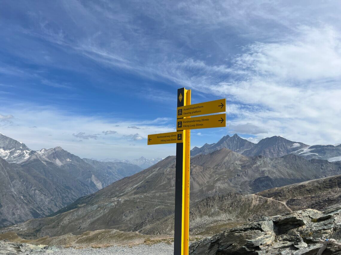 Bij het bergstation staat een rondwandeling van 20 minuten aangegeven.