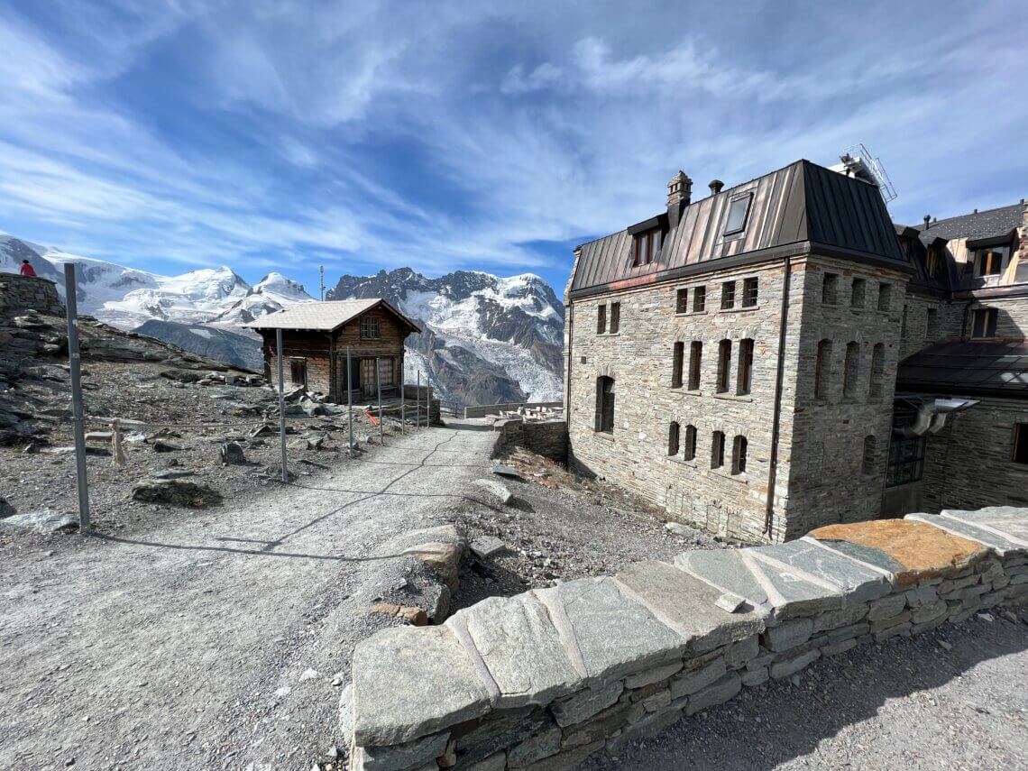 Bij het bergstation van Gornergrat is ook een hotel met restaurant.