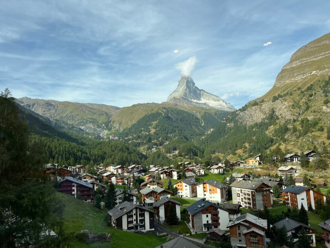 We zien Zermatt kleiner en kleiner worden.