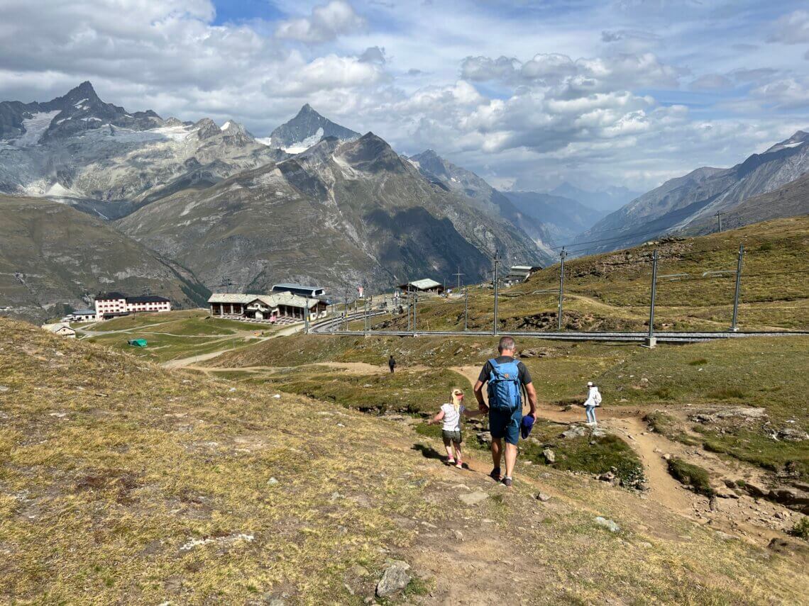 Vanaf Rotenboden wandelen we naar het lager gelegen Riffelalp station.