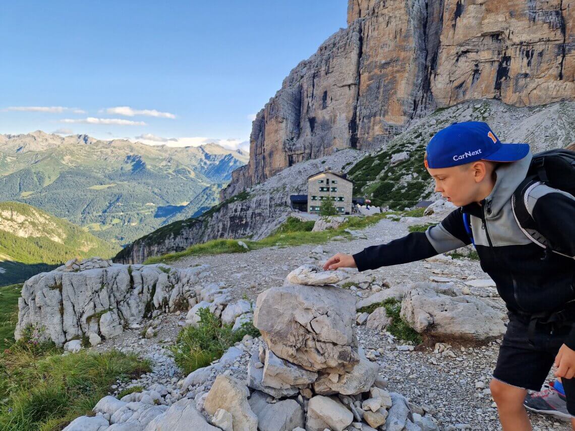 Een stenenmanetje maken bij Rifugio Brentei voor een goede reis