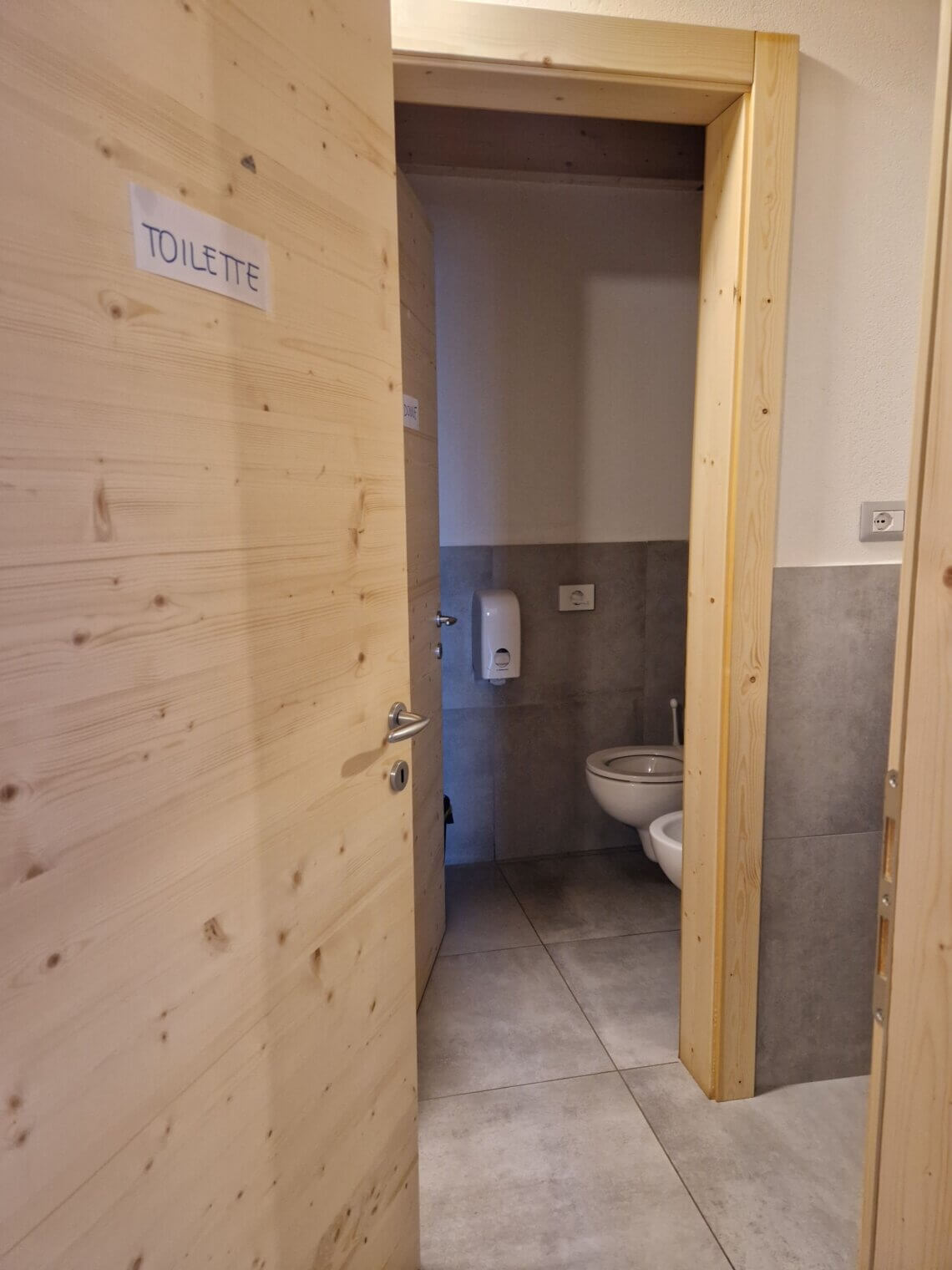 Diverse schone (gedeelde) toiletten bij Rifugio Brentei