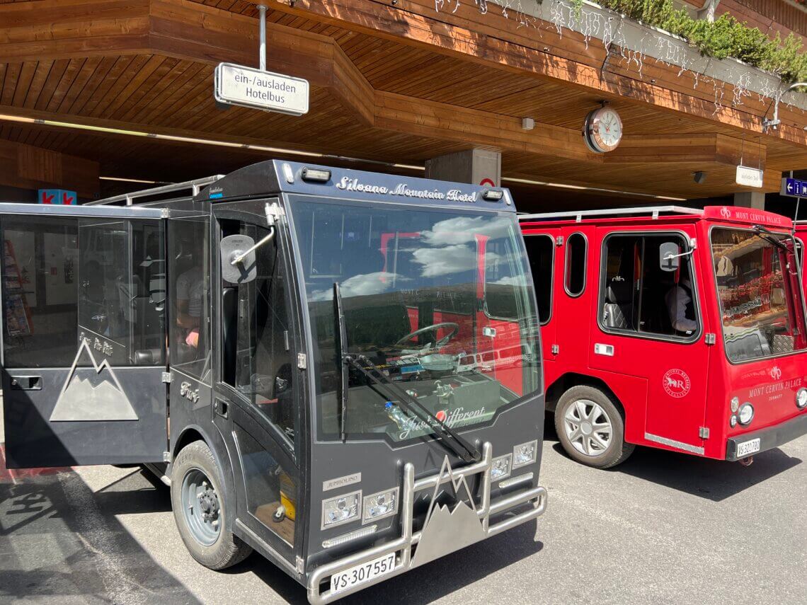 Vanaf het station in Zermatt met de hotelshuttle naar Furi.