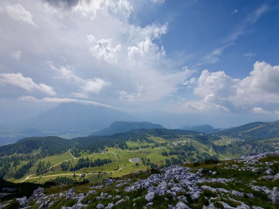 De Tauplitzalm van bovenaf gezien met op de voorgrond de Grazerhütte