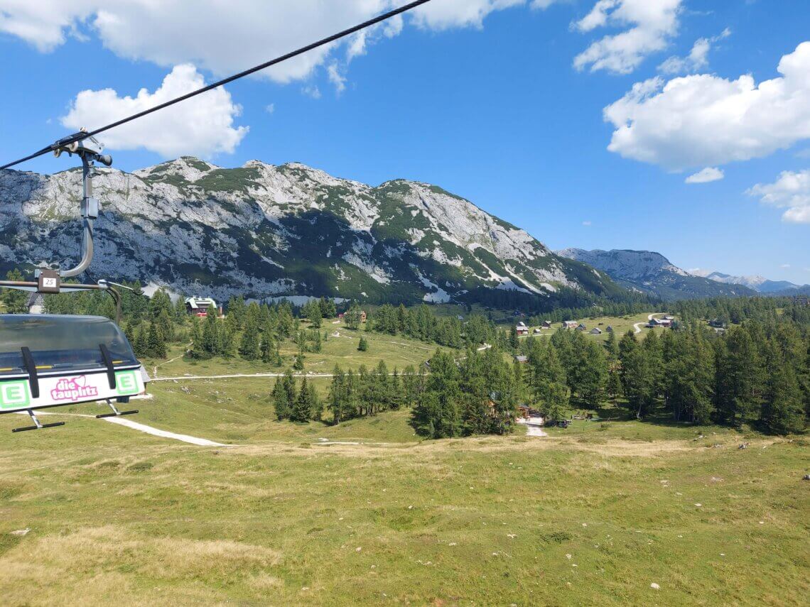 Vanuit de stoeltjeslift zien we in de verte de Grazerhütte