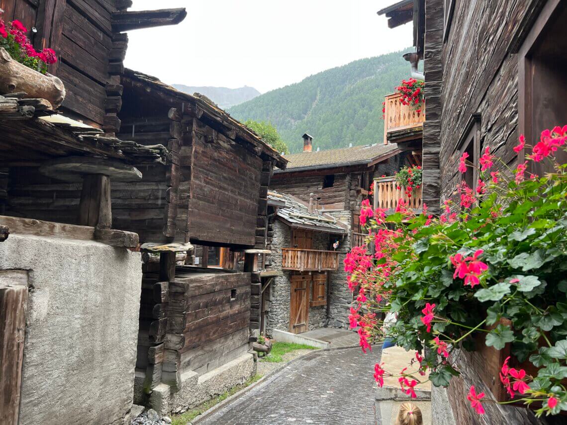 In Zermatt vind je nog authentieke chalets.
