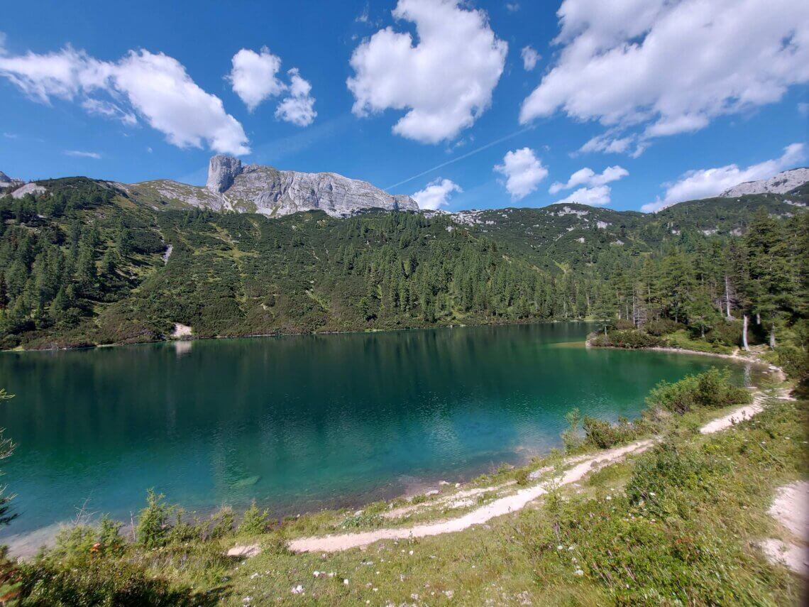 Het wandelpad langs de Steirersee