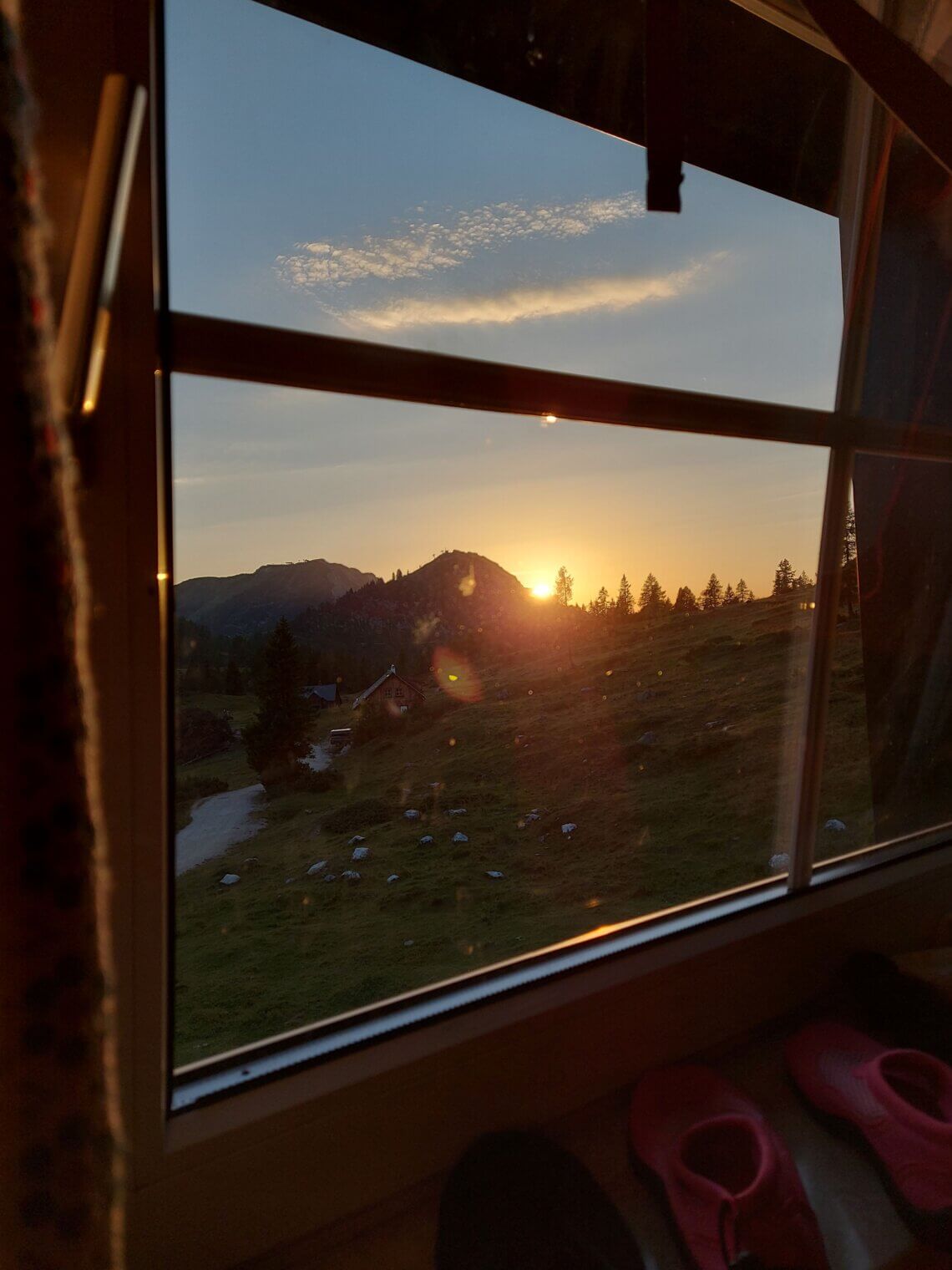 De zonsondergang vanuit ons slaapkamerraam