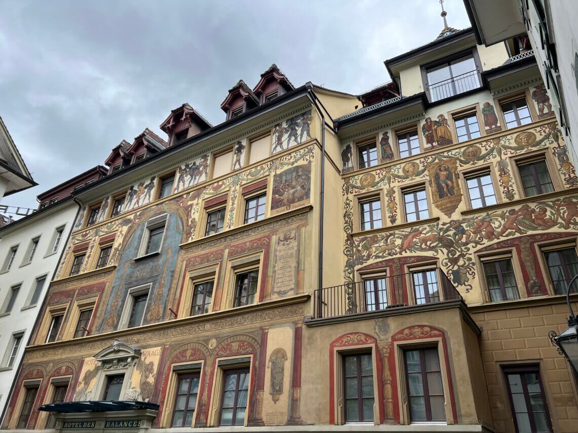 In de oude stad zijn prachtige gebouwen met muurschilderingen.