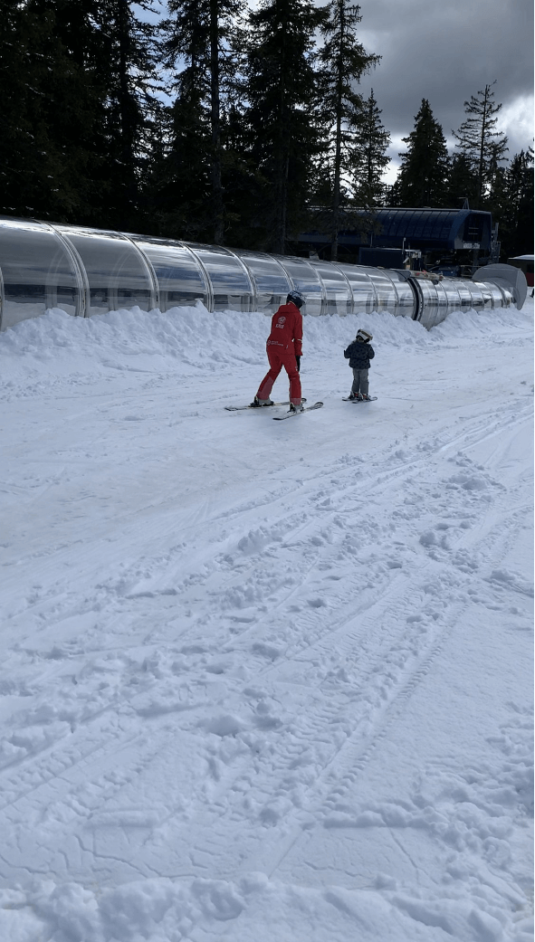 iles in de sneeuwtuin van Arnouva met een skileraar van skischool ESS