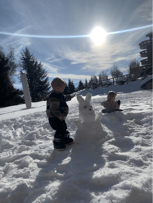 Sneeuwpoppen maken in de tuin.