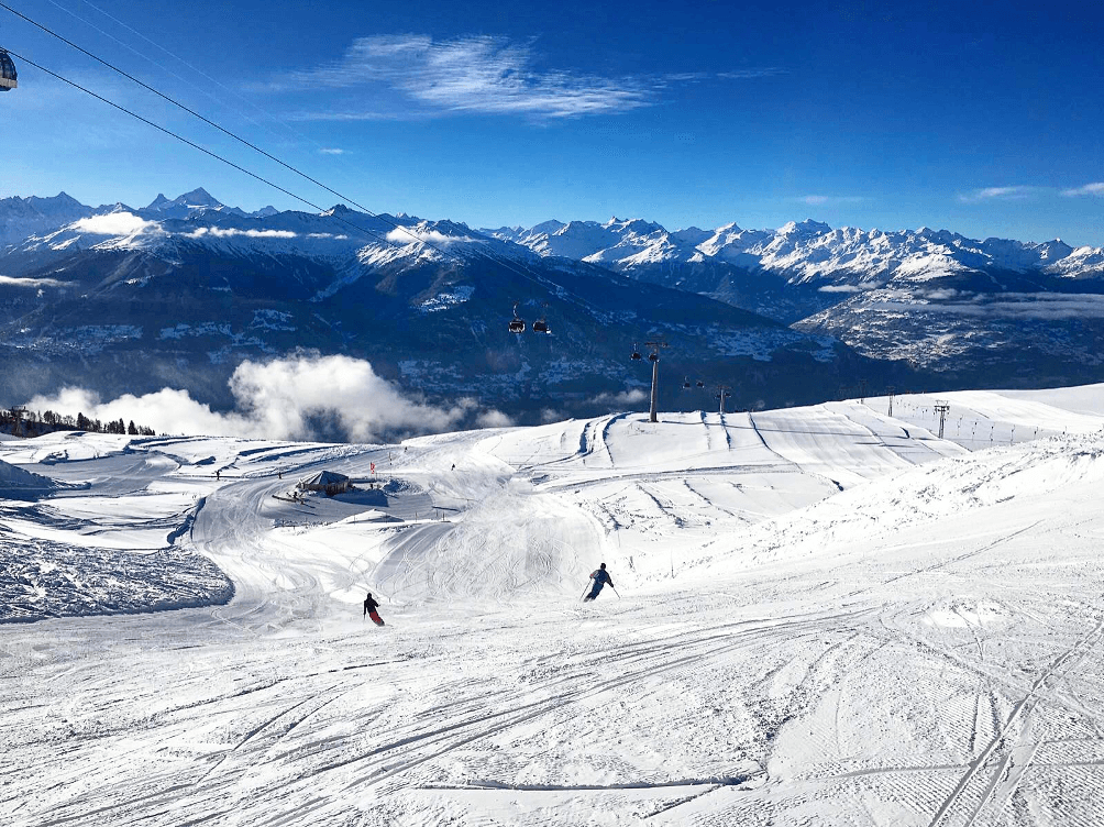 De brede rode piste Cry d'Er nummer 4, richting Crans.