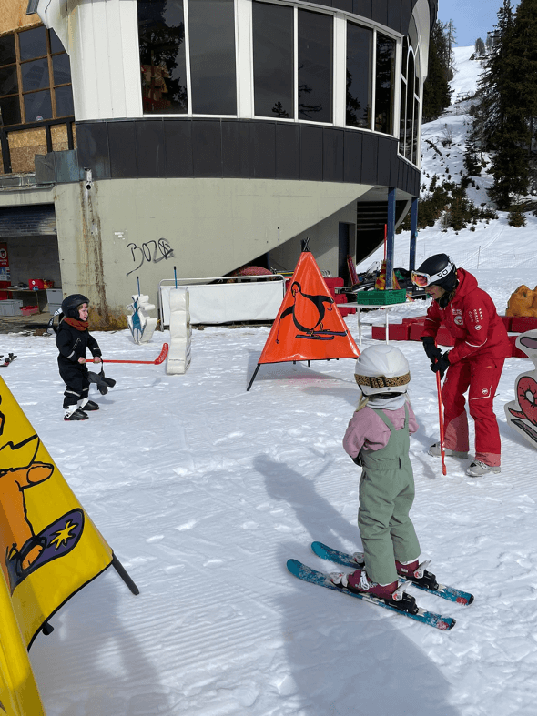 Een deel van de kinderzone in de sneeuwtuin bij Arnouva