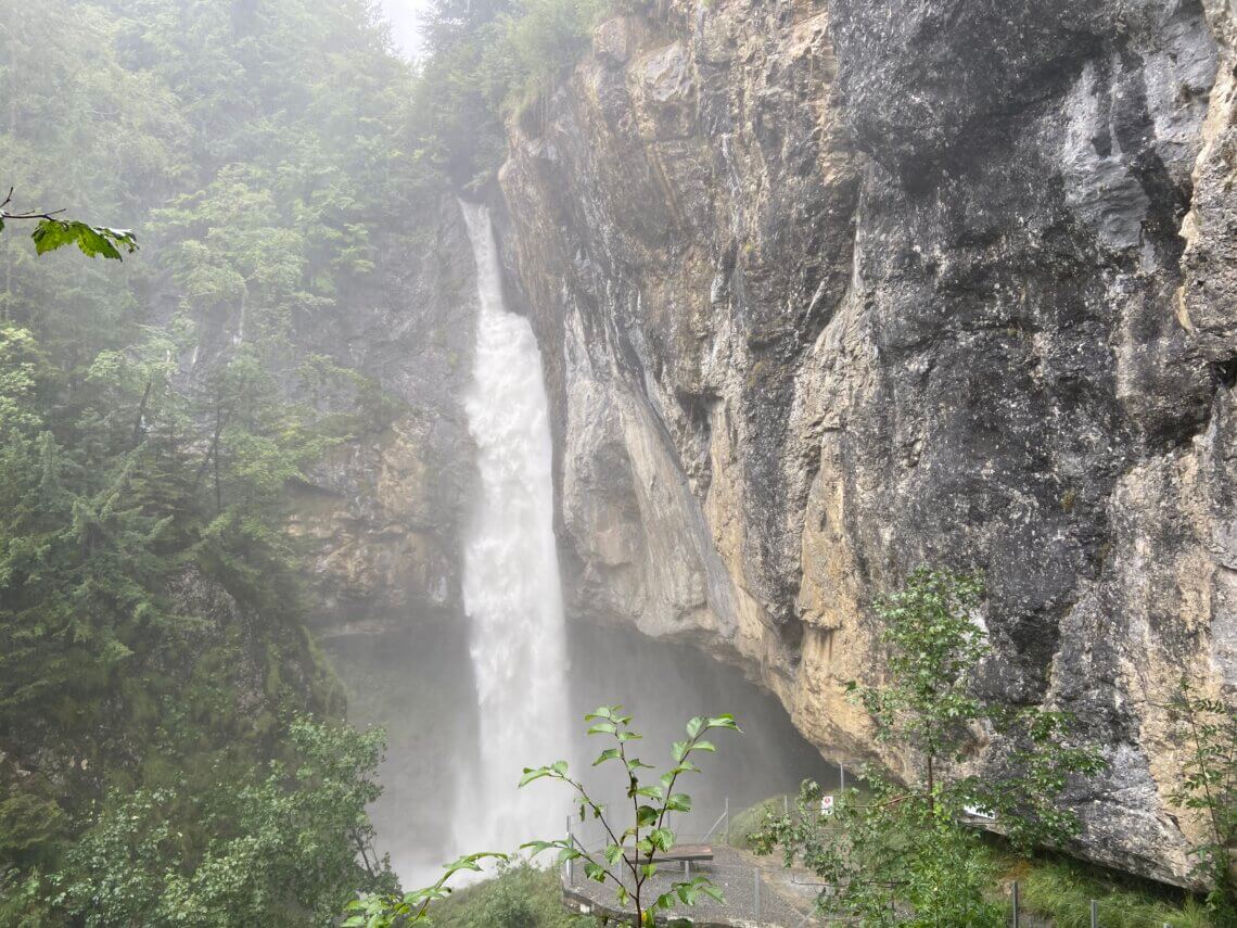 De Berglistüberwasserfall nabij Braunwald.