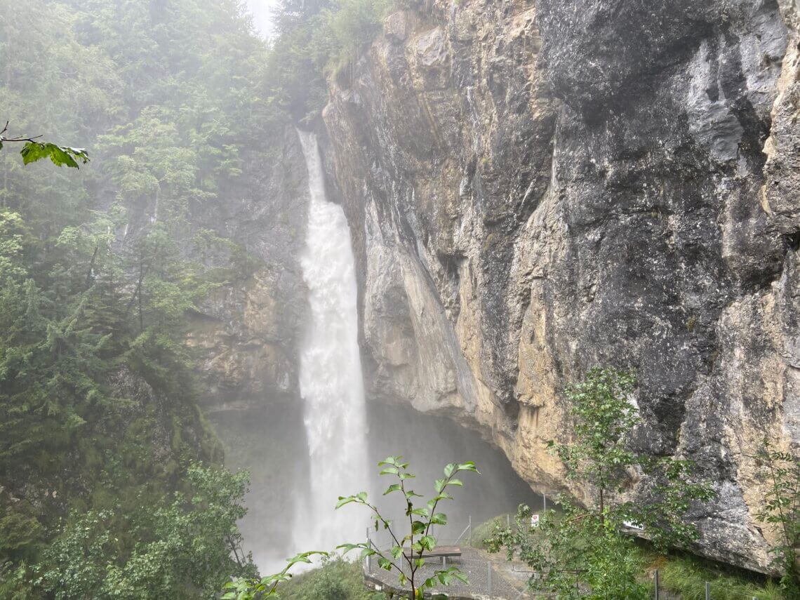 De Berglistüberwasserfall nabij Braunwald.