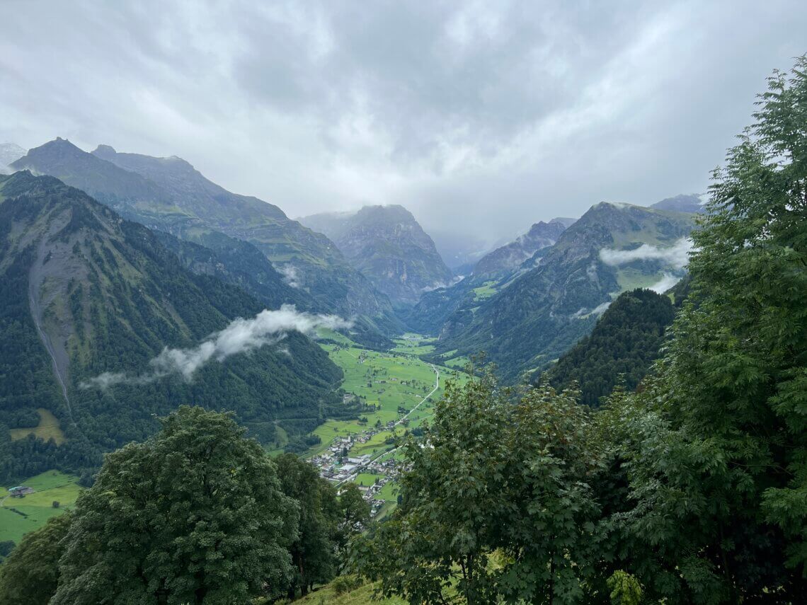 Het autovrije Braunwald ligt hoog boven het Linthal.