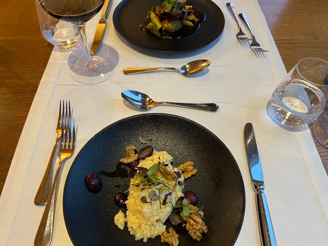 Elke avond genieten van van een heerlijk 4- gangen diner terwijl de kids kunnen spelen.