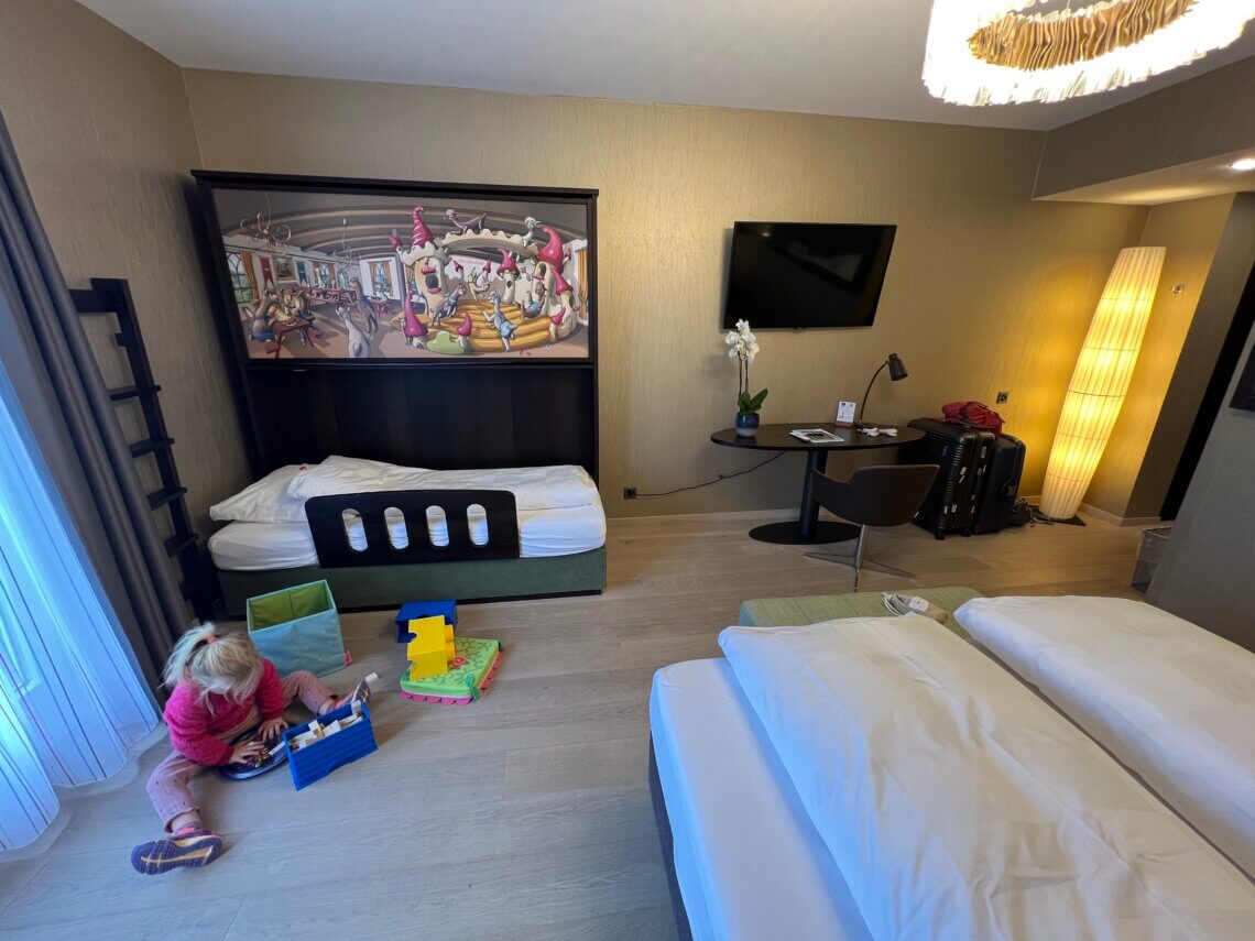 Een mooie ruime kamer met een stapelbed voor de kids. 