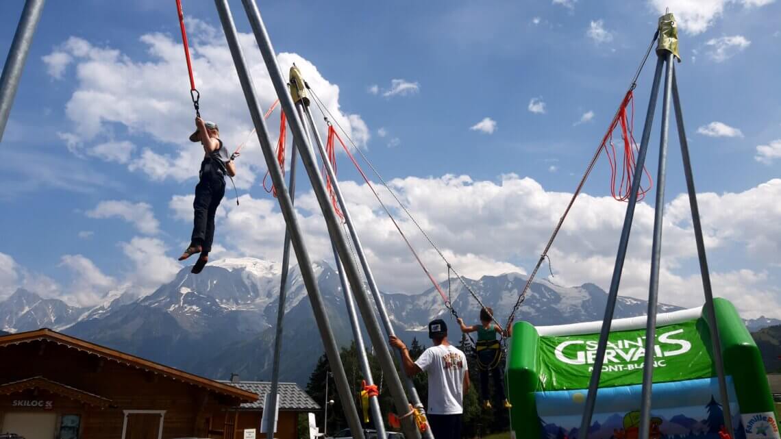 Vervelen doen de kinderen zich niet, er is zelfs een trampolinepark bij het skistation van Mont d' Arbois. De jongen konden met hun tippen van hun tenen de top van de Mont Blanc raken...