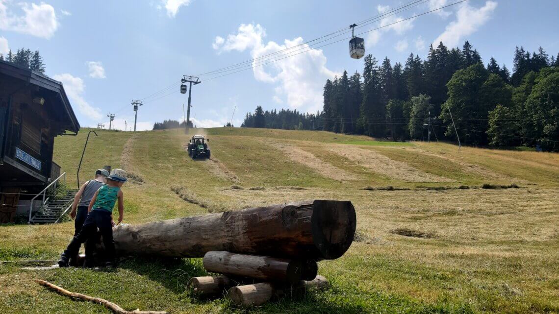 Wat spelen en verfrissen terwijl de skilift van Mont d'Arbois gesloten is tijdens de middagpauze.