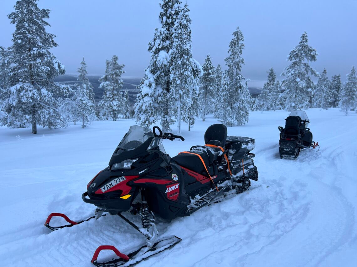 Hoe gaaf met de sneeuwscooter door het sneeuwlandschap!