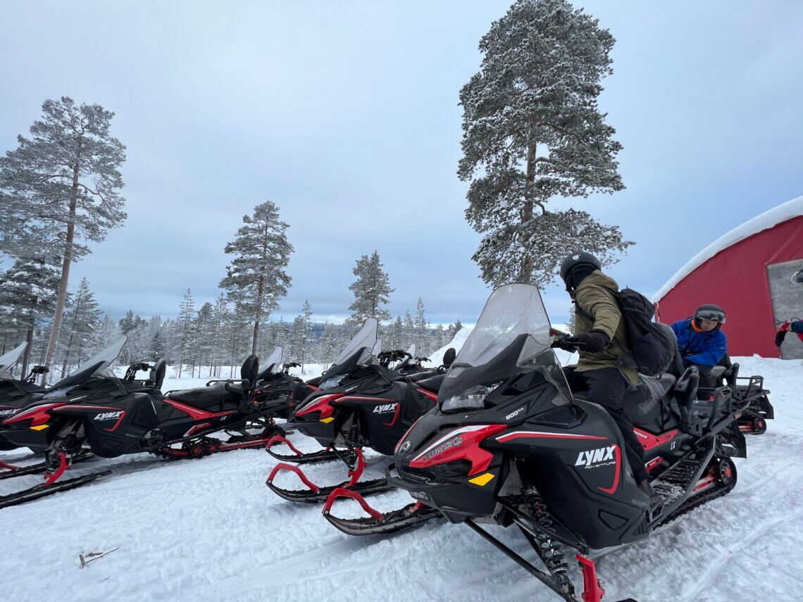 Bij het activiteitencentrum bij Stöten staan de sneeuwscooters al klaar.