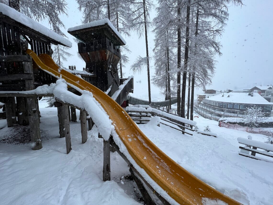 De speeltuin met op de achtergrond het Family Resort Rainer.