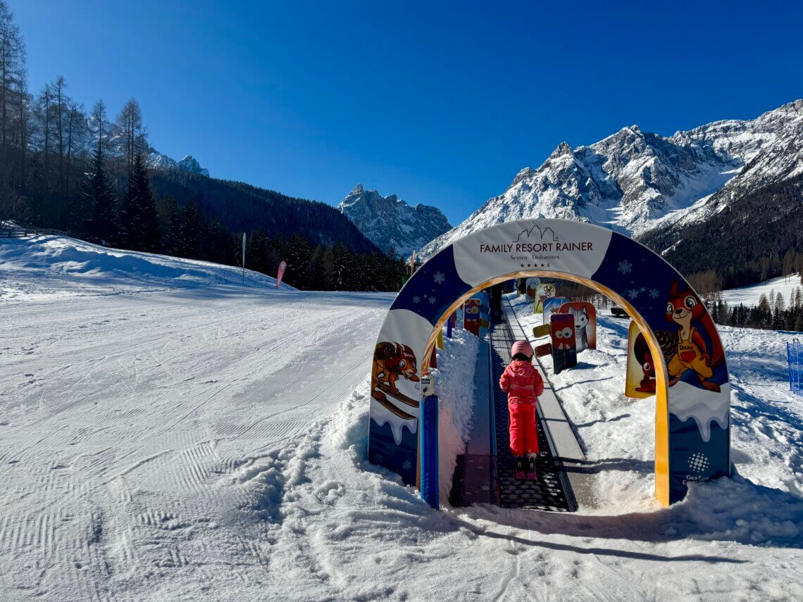 Verblijf je in Family Resort Rainer, dan heb je ski in / ski out en ligt het kinderland voor de deur.