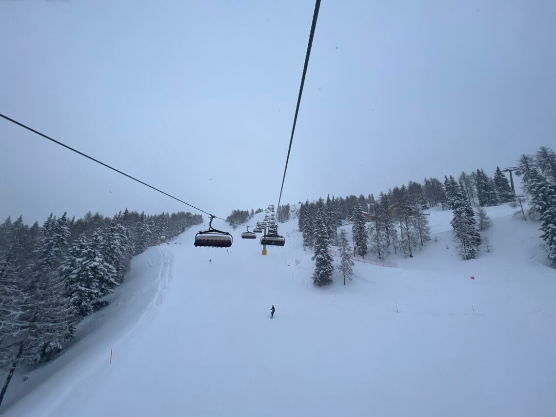 Het skigebied van Monte Elmo is ook perfect voor gezinnen; veel blauwe en brede pistes.