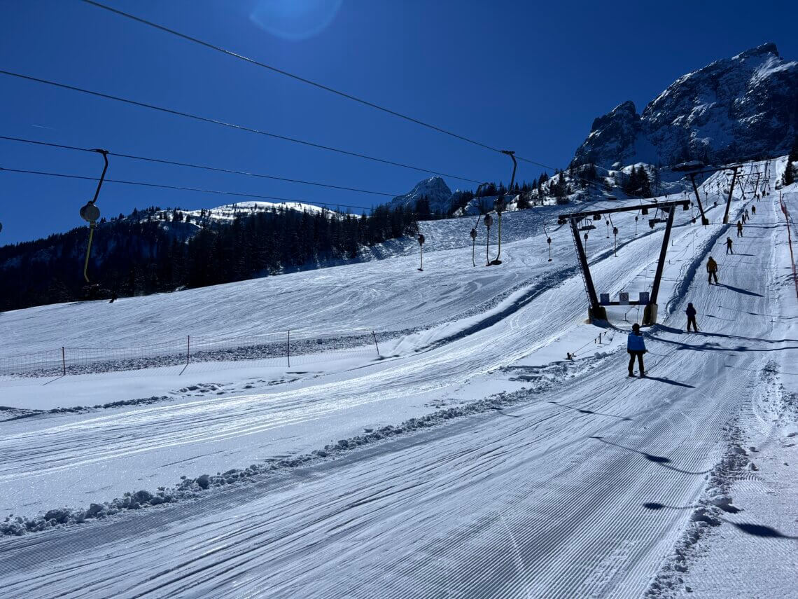Bij de Kreuzbergpass is een klein skigebied met een paar sleepliften en een rode en blauwe afdaling.