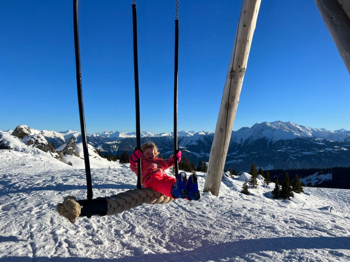 En op de reuzeschommel bij Stalla Alp Nagens.