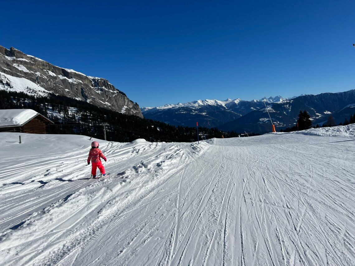 Even springen bij het paadje langs de piste.