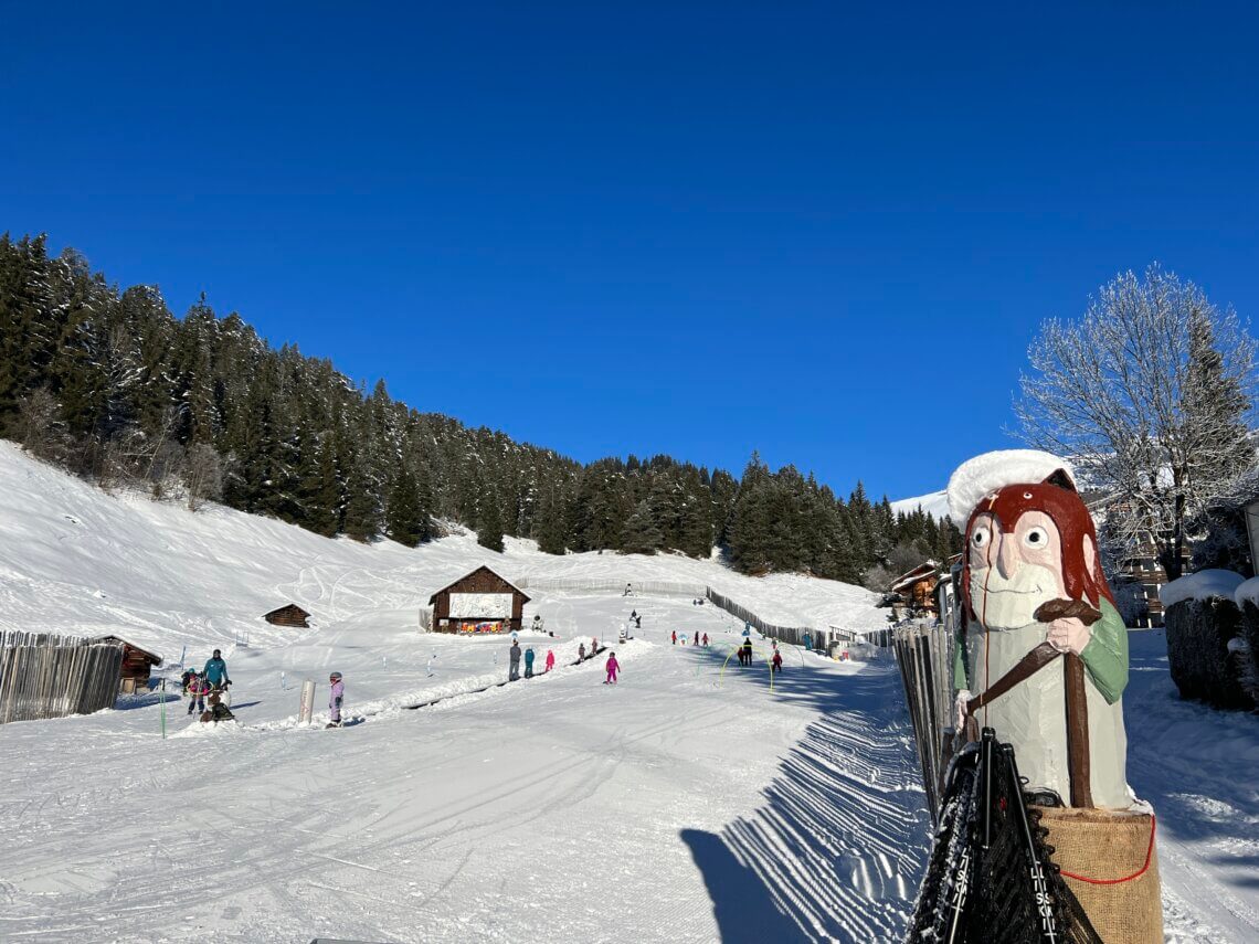 Bij het Rocksresort in Laax zit ook een kinderland, waar de beginners les krijgen.