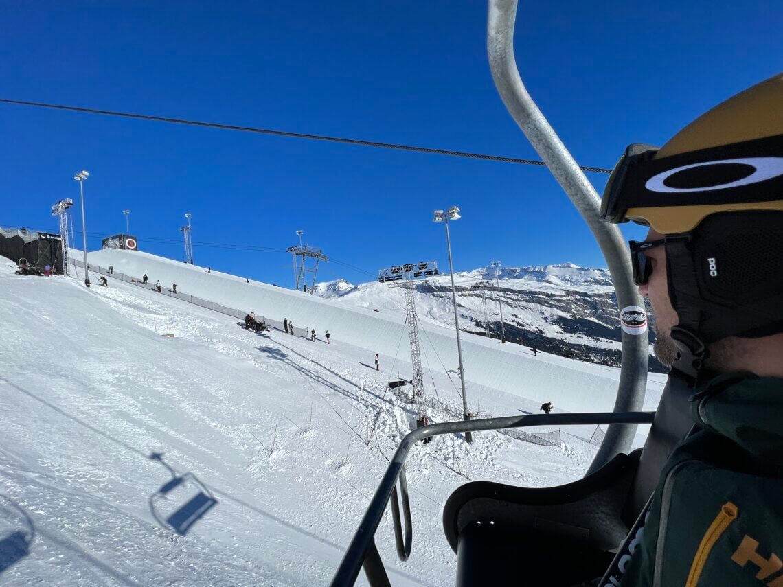 Vanuit de stoeltjeslift hebben we uitzicht op de langste half pipe ter wereld in Laax.