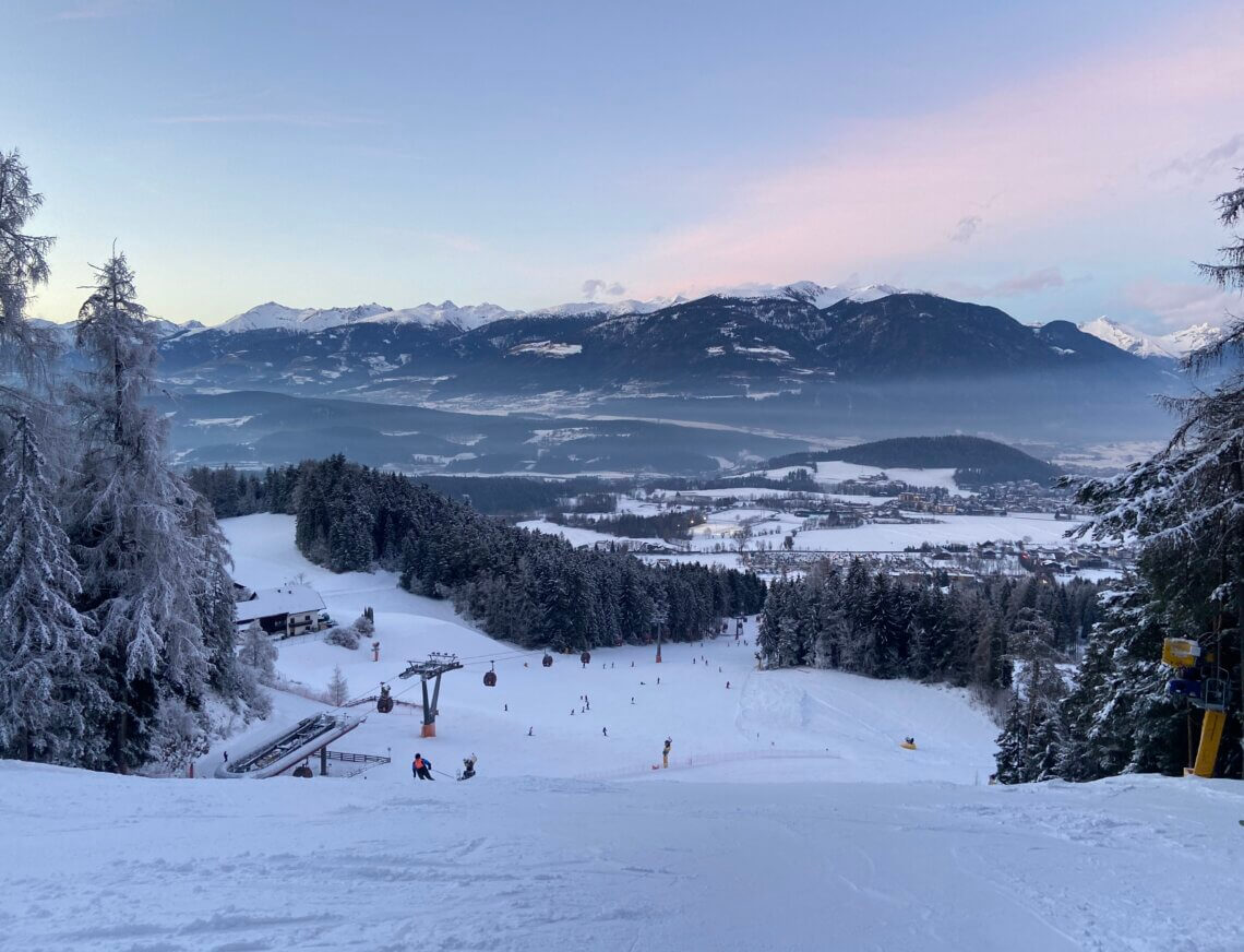 Lange, brede en rustige pistes met prachtig uitzicht.