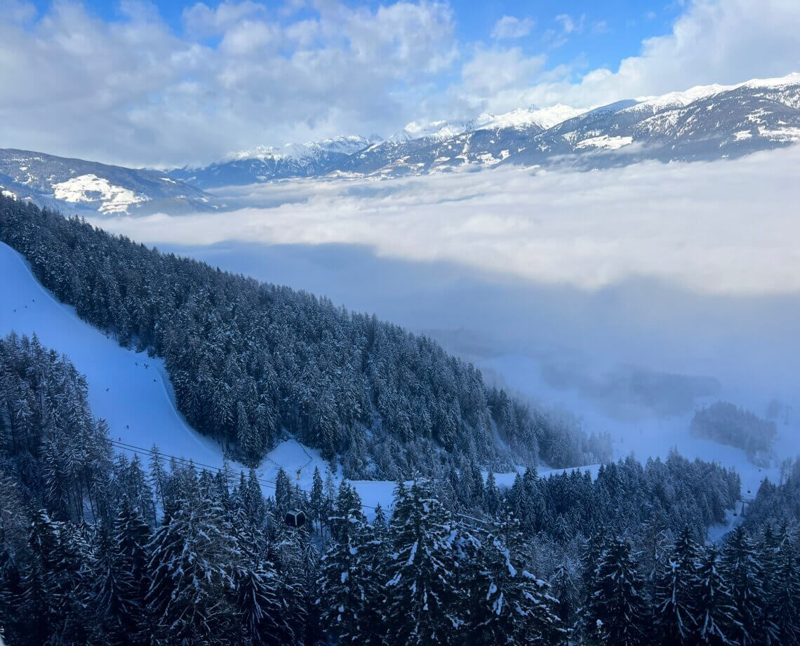 Met de gondel omhoog naar het bergstation van Kronplatz.