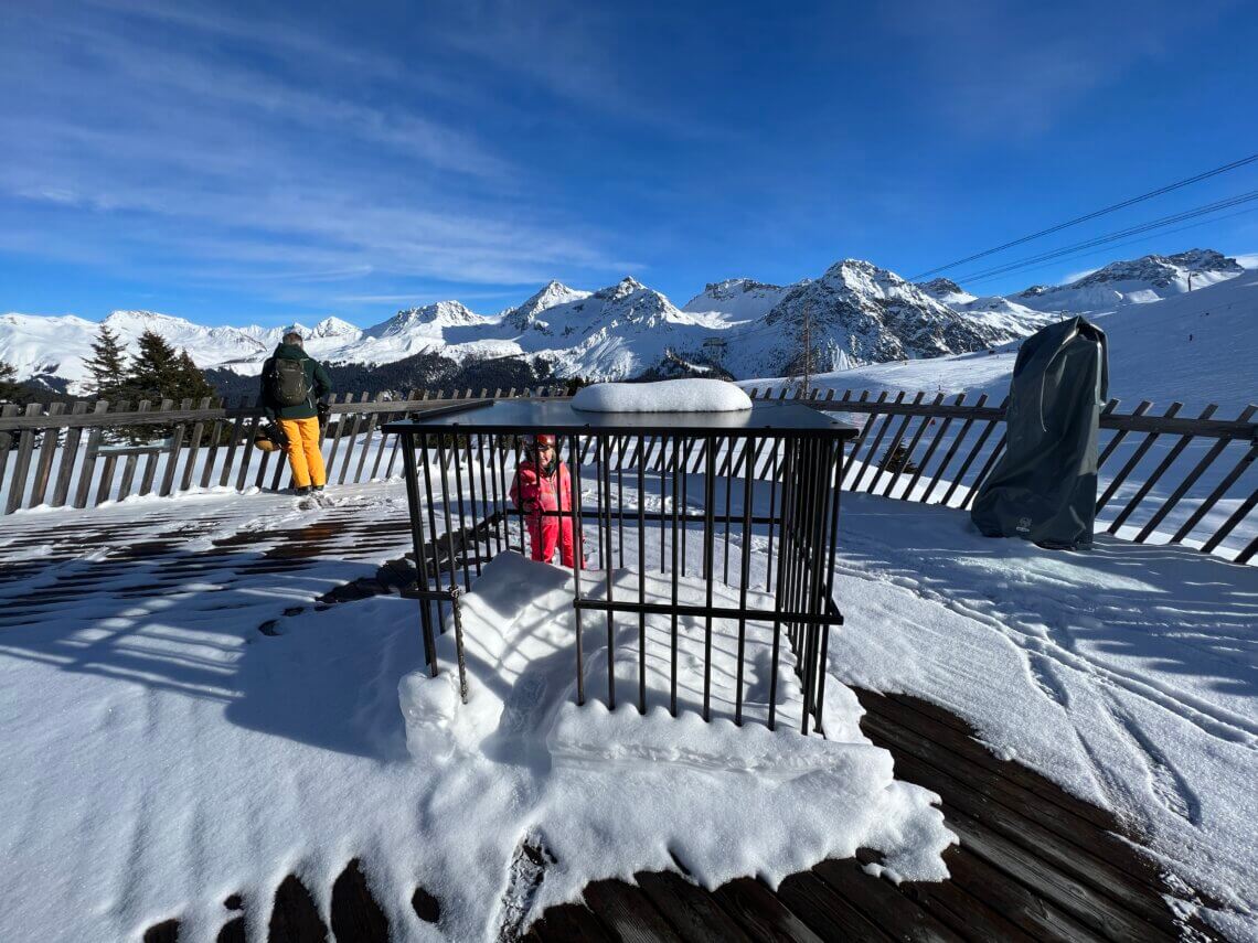 In deze kleine kooi verbleven ze eerst maar nu hebben ze de ruimte in Arosa.