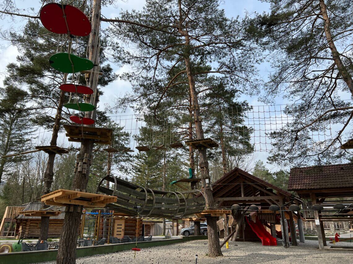 Camping Menina heeft een eigen klimpark.