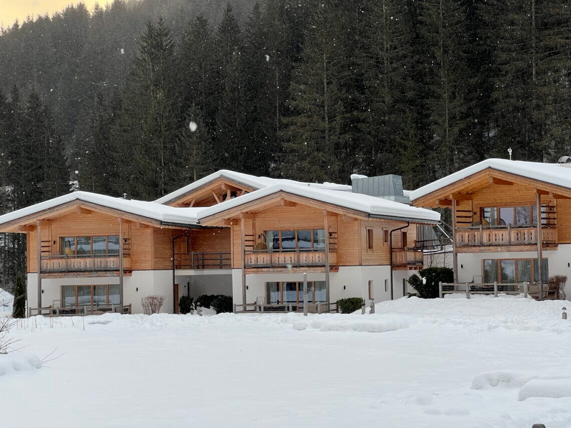 Behalve normale kamers zijn er ook chalets bij Feuerstein Nature Family Resort.