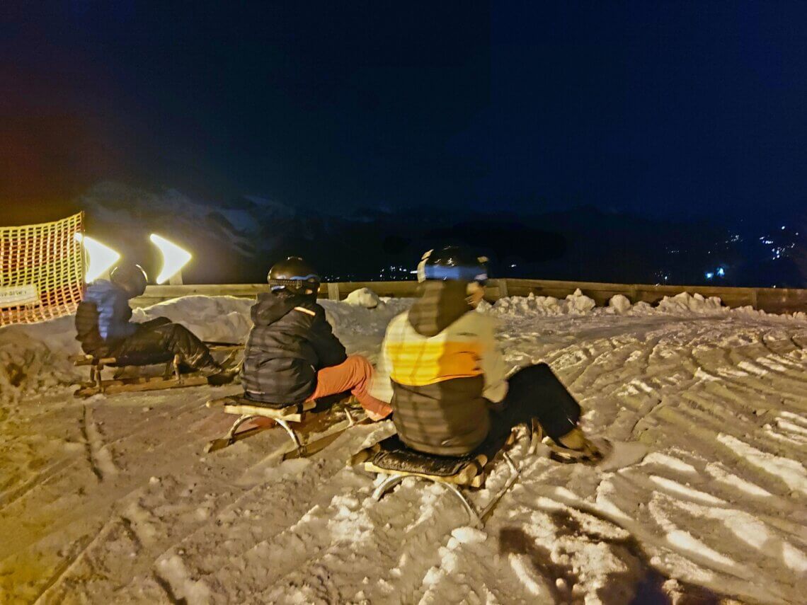 Goed verlichte pijlen bij de scherpe bochten