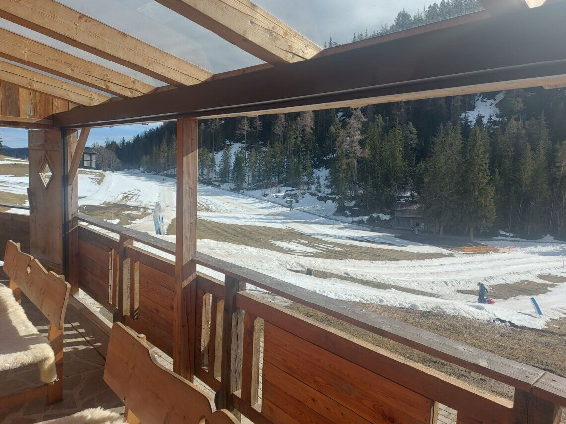 Het terras van de Rösteralm met zicht op de snowtube baan