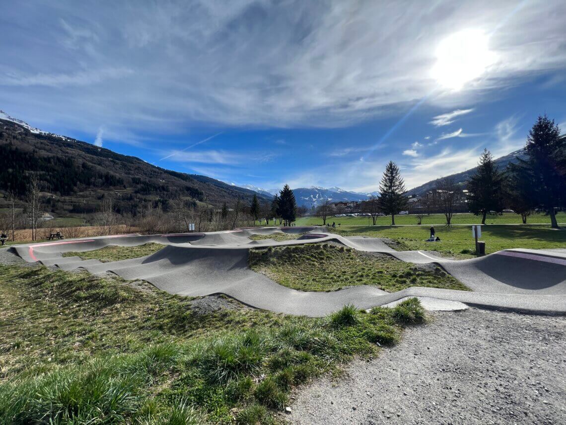 Op zo'n 10 minuten van de camping ligt nog een park met o.a. speeltuin en pumptrack.