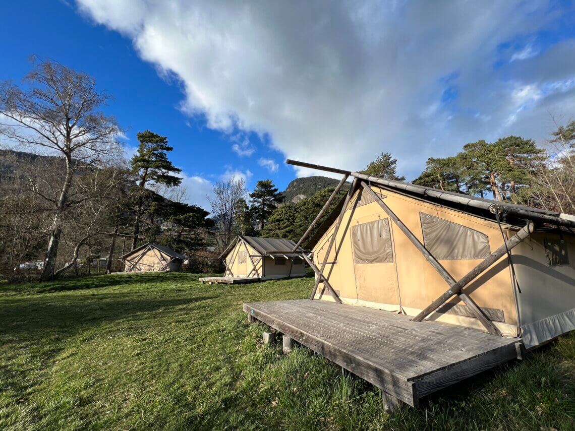 Ook de glamping tenten van Huttopia Bourg Saint Maurice zijn mooi gelegen.