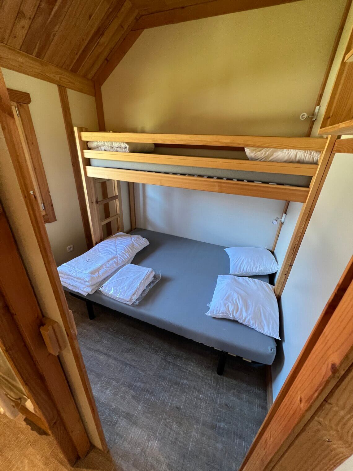 Een tweede slaapkamer met 3 slaapplekken.