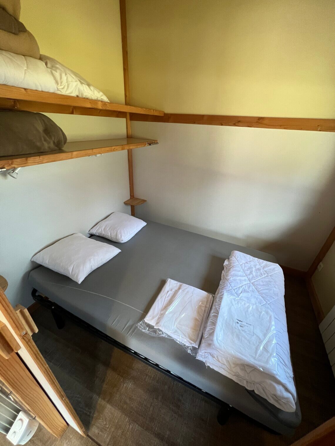De ouderslaapkamer met een bed van 1.40 meter.